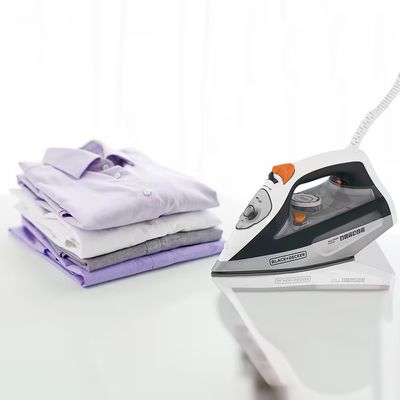 Ferro a vapor Black+Decker FX3100 com Antigotejamento Cinza e Branco / 220V
