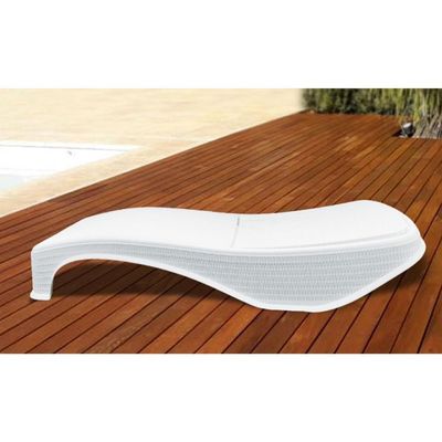 Kit 2 Espreguiçadeiras Dubai Premium Rattan + Mesa Baú Capri Branca