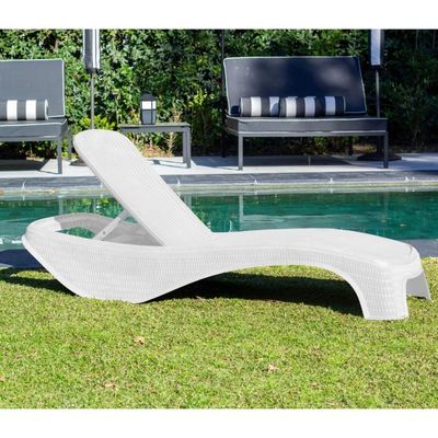 Kit 2 Espreguiçadeiras Dubai Premium Rattan + Mesa Baú Capri Branca