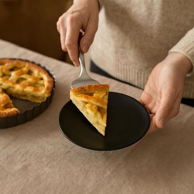 Prato para Sobremesa 18cm Cozy Preto Plástico Coza Avulso Servir Torta Pudim Mousse