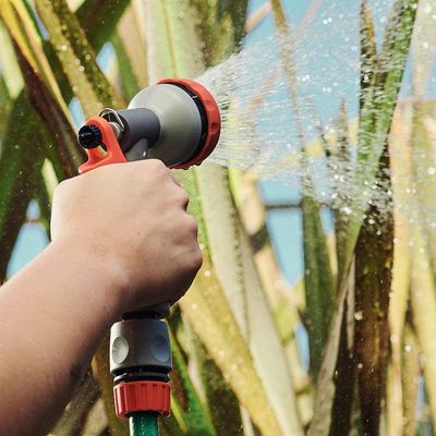 Conjunto para Irrigação Tramontina com Engates Rápidos e Hidropistola 4 Peças Cinza com Laranja
