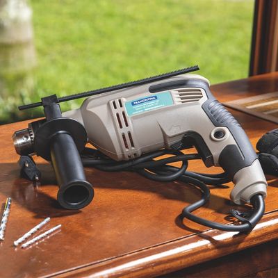 Furadeira de Impacto Tramontina 1/2 com Empunhadura Auxiliar e Sistema de Reversão 500W Preto/Cinza / 220V