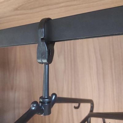 Cabide Antifurto Fixo Hotel Preto Clássico Inteligente de Roupas Alças 44,5cm Cinquetti