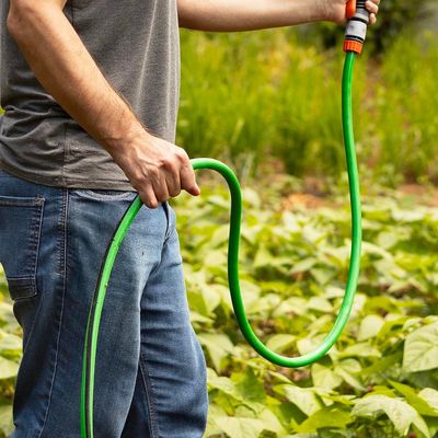 Mangueira Tramontina Flex para Jardim em PVC 4 Camadas, Engate Rápido, Engate Rosqueado, Hidropistola e Suporte 15 Metros Verde e Preto