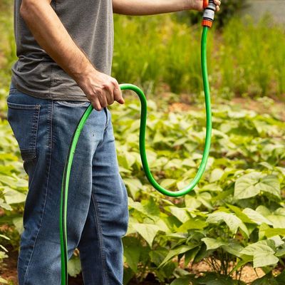 Mangueira Tramontina Flex para Jardim em PVC 4 Camadas, Engate Rosqueado, Esguicho e Suporte 20 Metros Verde e Preto