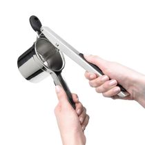 Espremedor de batata em aço inox Oxo 30cm