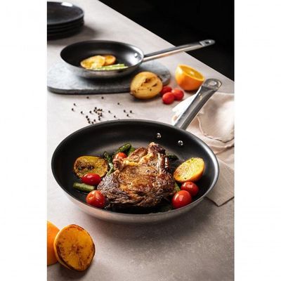 Frigideira Tramontina Rasa Professional Em Aço Inox E Revestimento Antiaderente 26cm