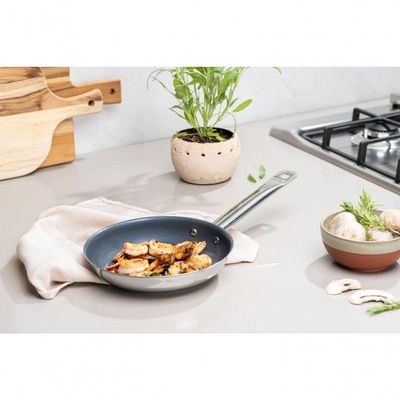 Frigideira Tramontina Rasa Professional Em Aço Inox E Revestimento Cerâmico Grafite 20cm