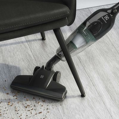 Aspirador de Pó Vertical com Fio Electrolux 1100W 2 em 1 Filtro HEPA Preto (STK12) 220V