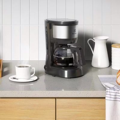 Fritadeira Elétrica Sem Óleo Air Fryer Electrolux Family Efficient EAF50 5L + Cafeteira Elétrica Efficiente ECM10 15 Xícaras Preto/Granite