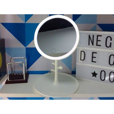 Espelho de Mesa Com Bandeja e Iluminação em Led Recarregável Via USB Botão Touch Ajuste de Ângulo