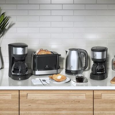 CAFETEIRA ELECTROLUX ELÉTRICA 30 XICARAS EFFICIENT INOX PRETO 127V ECM20