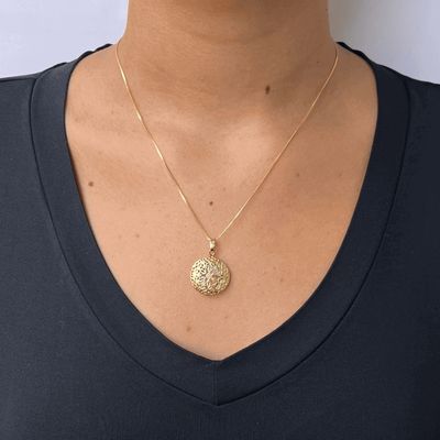 Colar Relicário Redondo Vazado banhado em ouro 18k - corrente 45cm + 5cm