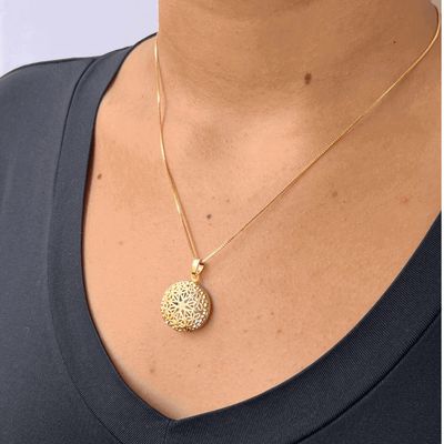 Colar Relicário Redondo Vazado banhado em ouro 18k - corrente 45cm + 5cm