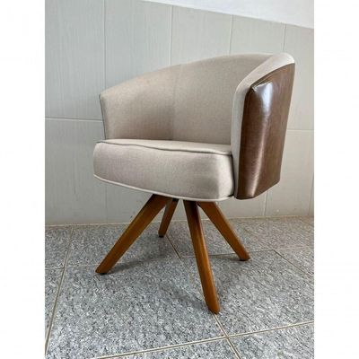 Poltrona Julia Giratoria Com Couro Pes Madeira - Luxo Decor Bege-couro