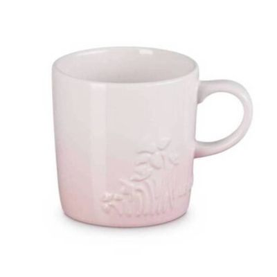 CANECA LE CREUSET JARDIN 350ML EM CERAMICA COM RELEVO SHELL PINK 80042357770003