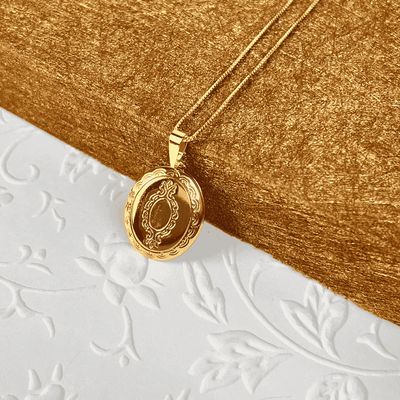 Colar Relicário Pequeno estilo camafeu banhado Ouro -2 fotos