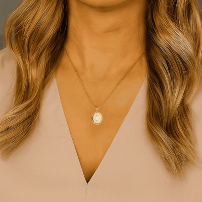 Colar Relicário Pequeno estilo camafeu banhado Ouro -2 fotos