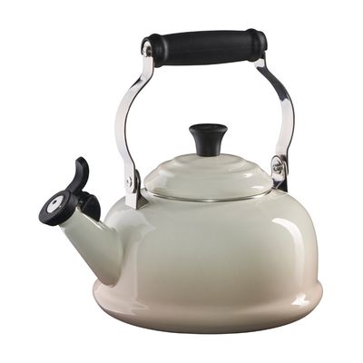 KIT LE CREUSET 2 CANECAS C/ PIRES 200ML LARANJA, SUPORTE PARA BOLO VERMELHO E CHALEIRA C/APITO MERINGUE