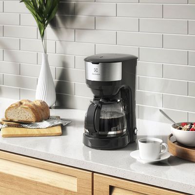 Cafeteira Elétrica Electrolux 30 Xícaras Efficient Função Manter Aquecido Cor Inox Preta (ECM20) 127V