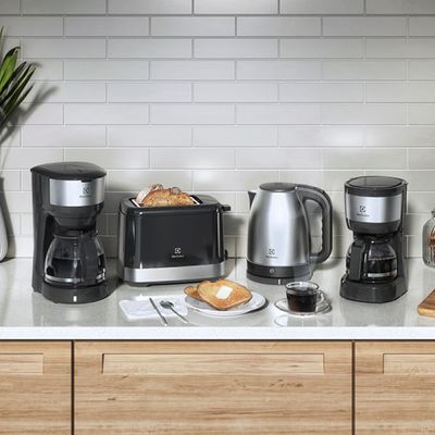 Cafeteira Elétrica Electrolux 30 Xícaras Efficient Função Manter Aquecido Cor Inox Preta (ECM20) 127V