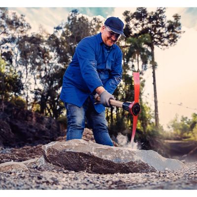 Picareta Estreita Metálica Leve Tramontina Tamanho 4 com Cabo  de Madeira 90 cm