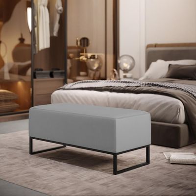 Puff Decorativo Para Sala de Estar Cléo W01 Base de Ferro 90 cm Suede Cinza - Lyam Decor