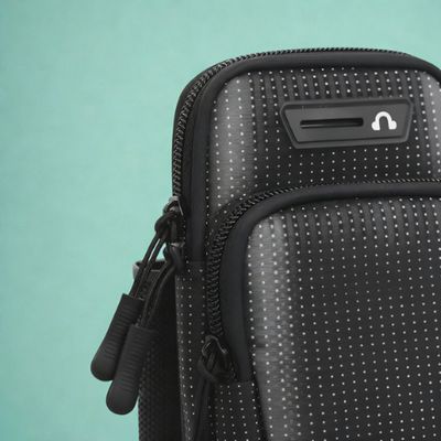 Bolsa de Braço Preta Esportiva Entrada para Fone de Ouvido