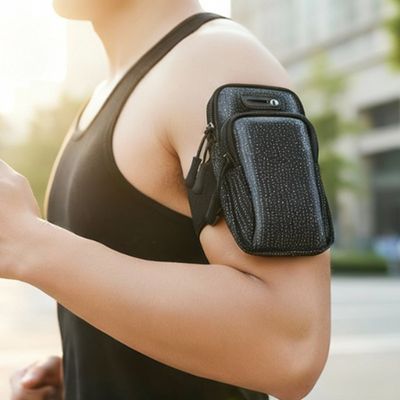 Bolsa de Braço Preta Esportiva Entrada para Fone de Ouvido
