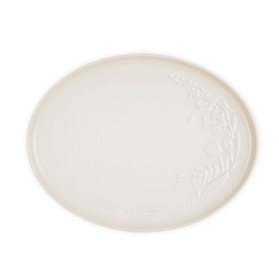 BANDEJA DE SERVIR LE CREUSET JARDIN OVAL 36CM EM CERAMICA COM RELEVO MERINGUE 80044367160003