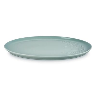 BANDEJA DE SERVIR LE CREUSET JARDIN OVAL 36CM EM CERAMICA COM RELEVO SEA SALT 80044367170003