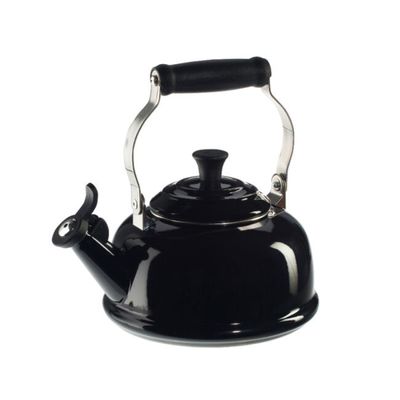 KIT LE CREUSET CHALEIRA TRADICIONAL 1,6L COM APITO E 2 CANECAS BISTRÔ 400ML BLACK ONYX