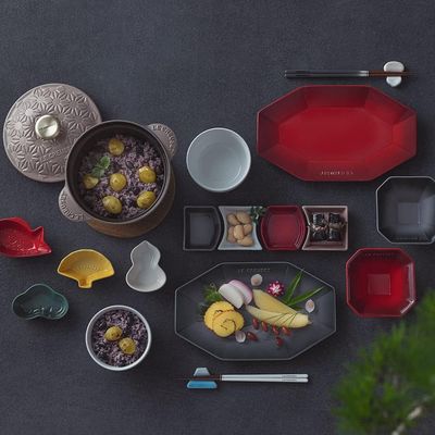 PRATO LE CREUSET OCTAGON EM CERÂMICA VERMELHO 22CM 60253220600014