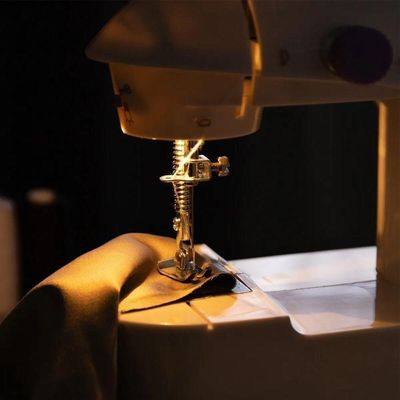 Mini Maquina De Costura Eletrica Bivolt Portatil Reta Com Pedal Kit Bobinas Agulha Domestica