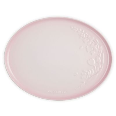 BANDEJA DE SERVIR LE CREUSET JARDIN OVAL 36CM EM CERAMICA COM RELEVO SHELL PINK 80044367770003