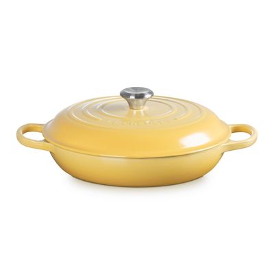 CAÇAROLA LE CREUSET BUFFET SIGNATURE 30CM EM FERRO FUNDIDO PEGADOR COBRE CAMOMILLE 21180300074430