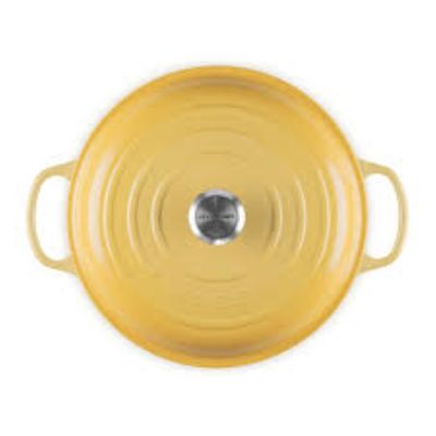 CAÇAROLA LE CREUSET BUFFET SIGNATURE 30CM EM FERRO FUNDIDO PEGADOR COBRE CAMOMILLE 21180300074430