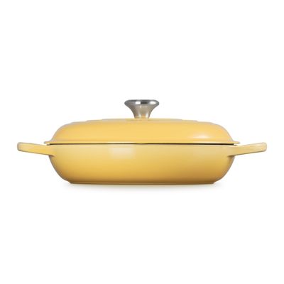 CAÇAROLA LE CREUSET BUFFET SIGNATURE 30CM EM FERRO FUNDIDO PEGADOR COBRE CAMOMILLE 21180300074430