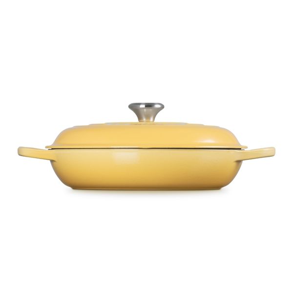 CAÇAROLA LE CREUSET BUFFET SIGNATURE 30CM EM FERRO FUNDIDO PEGADOR COBRE CAMOMILLE 21180300074430