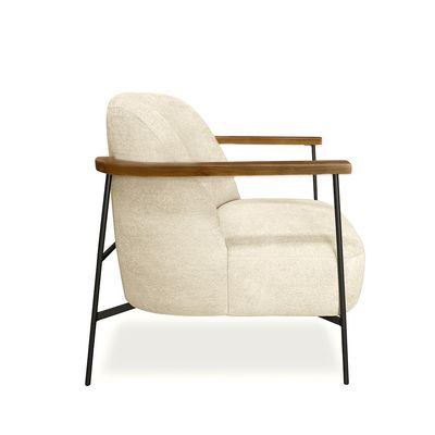 Poltrona Sala de Estar Pés em Ferro Preto Braço Madeira Maciça 86cm Thane Bouclê Bege G63 - Gran Belo