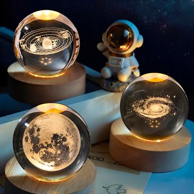 Luminária Galáxia 3D Esfera de Cristal com Base de Madeira – Design Minimalista e Sofisticado