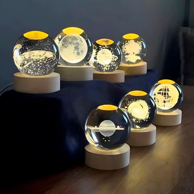 Luminária Galáxia 3D Esfera de Cristal com Base de Madeira – Design Minimalista e Sofisticado
