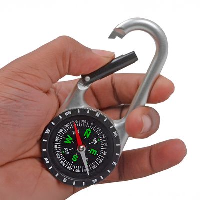 Chaveiro Bússola Compacta Prateada – Ferramenta de Sobrevivência para Camping, Trilha e Aventura