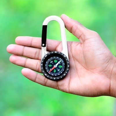 Chaveiro Bússola Compacta Prateada – Ferramenta de Sobrevivência para Camping, Trilha e Aventura