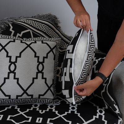 Kit Xale Para Sofá Com Franja Grécia 5 Peças 1,35m x 1,35m 60% Algodão / 40% Poliéster Tecido Jacquard - Preto