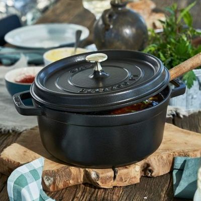 CAÇAROLA STAUB REDONDA EM FERRO FUNDIDO PRETO 26CM 405093100