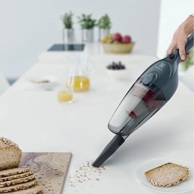 Aspirador de Pó Vertical com Fio Electrolux 1100W 2 em 1 Filtro HEPA Azul (STK13A) 127V