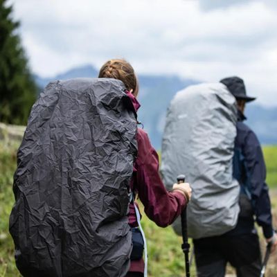 Capa Protetora Para Mochilas De Trekking dos 55 aos 75L preto