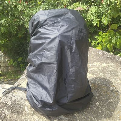 Capa Protetora Para Mochilas De Trekking dos 55 aos 75L preto