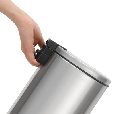 Lixeira com Pedal Tramontina Loop 30L Inox Acabamento Polido e Balde Interno Escritório Recepção